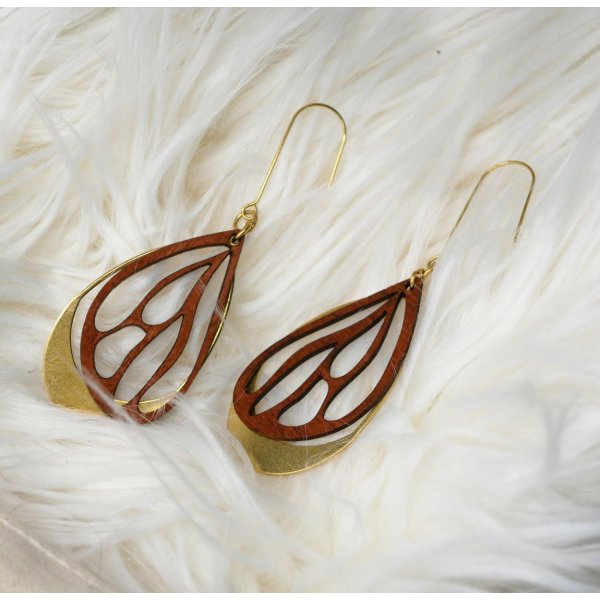 Pendientes de ala en madera de cerezo sobre calado ovalado en lat&oacute;n dorado