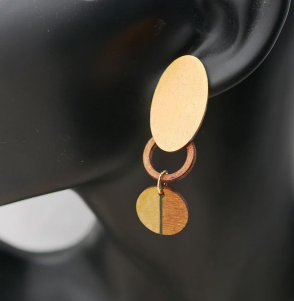 Pendientes en madera de cerezo gr&aacute;ficos y chapados en oro