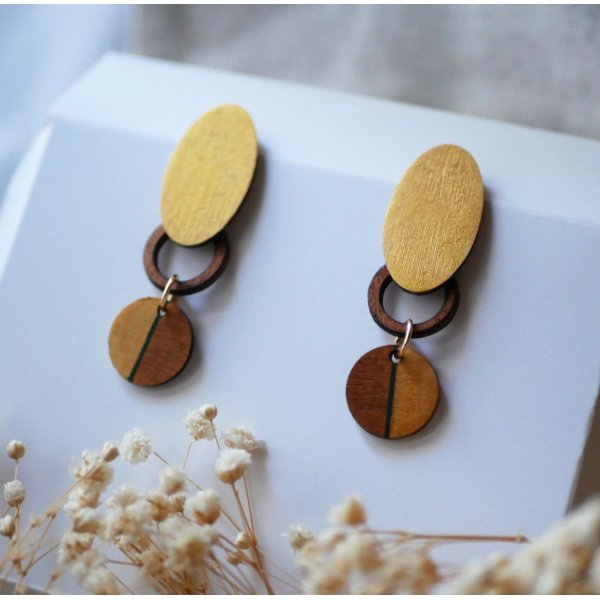 Pendientes en madera de cerezo gr&aacute;ficos y chapados en oro