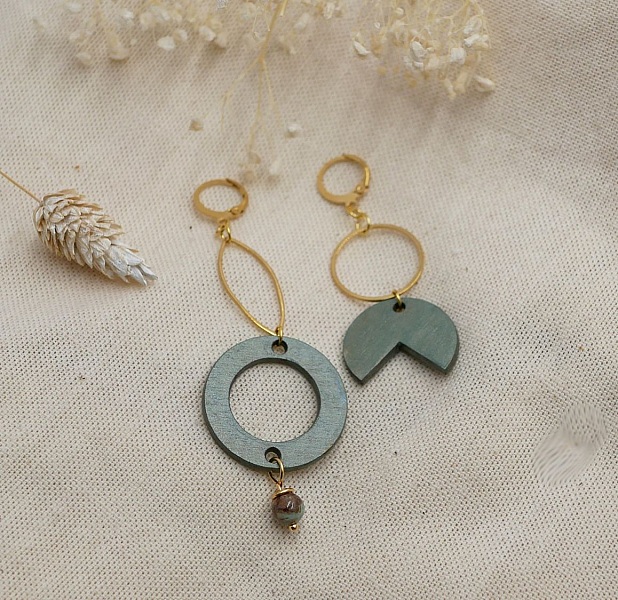 Pendientes geom&eacute;tricos asim&eacute;tricos de madera y lat&oacute;n dorado