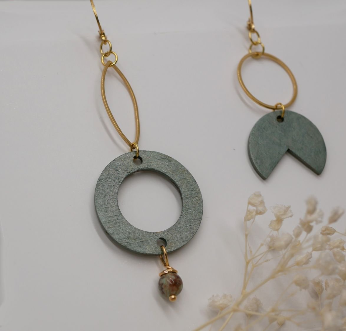 Pendientes geométricos asimétricos de madera y latón dorado