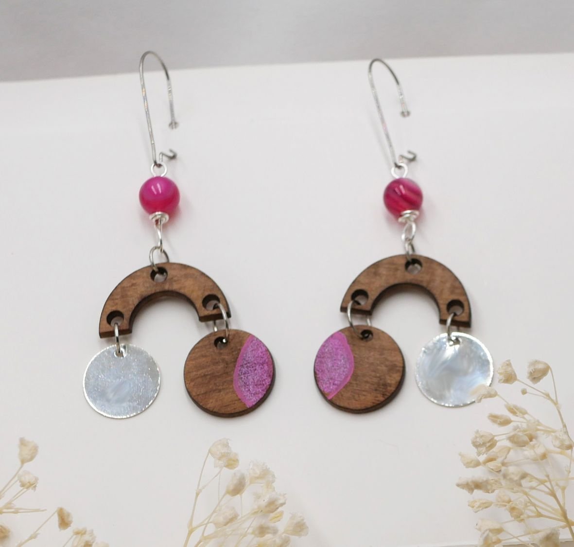 Pendientes de madera de nogal con cuentas fucsia