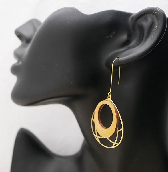 Pendientes ovalados de madera dorada sobre borla de lat&oacute;n calada