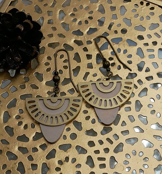 Boucles d'oreilles bois p&ecirc;che et arc-en-ciel laiton 