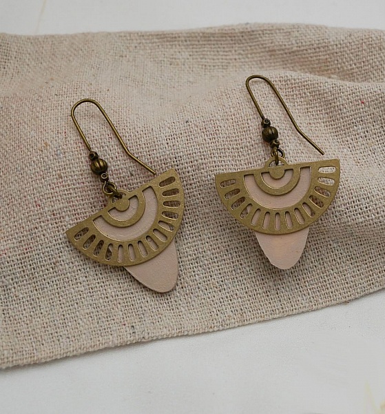 Boucles d'oreilles bois p&ecirc;che et arc-en-ciel laiton 