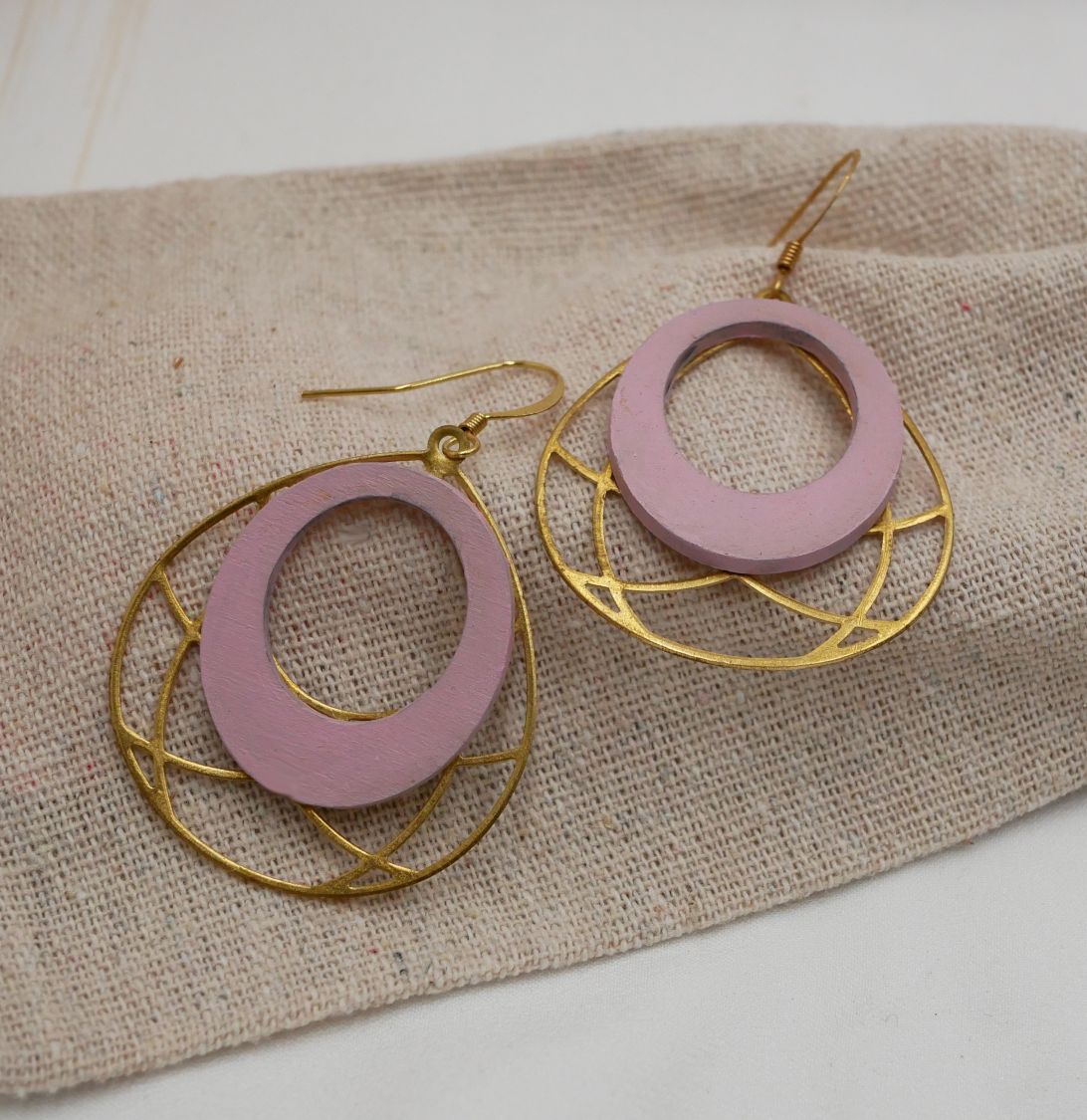 Boucles d'oreilles bois rose pastel sur ovale ajouré en laiton doré