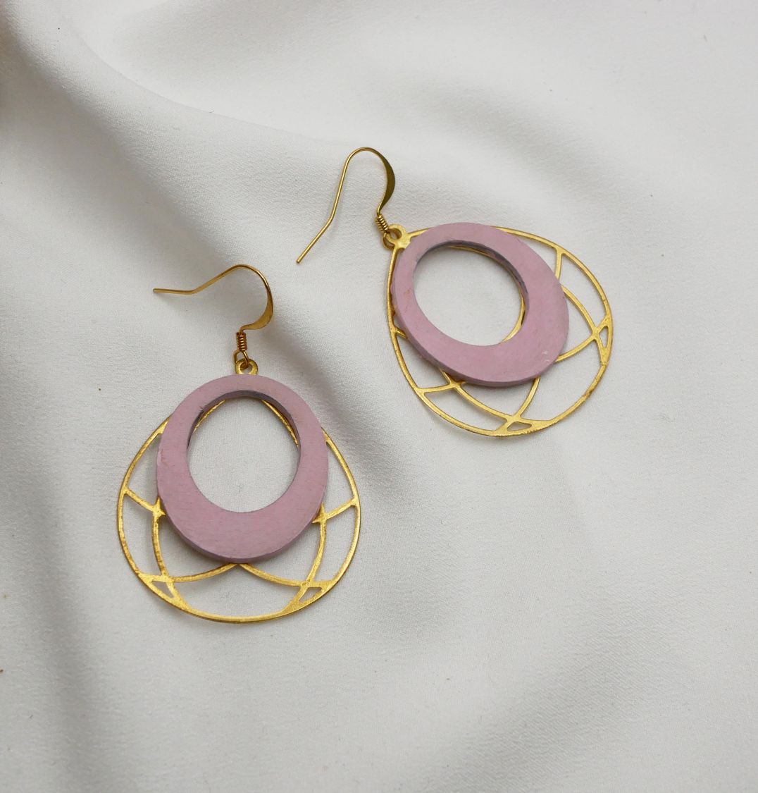 Boucles d'oreilles bois rose pastel sur ovale ajouré en laiton doré