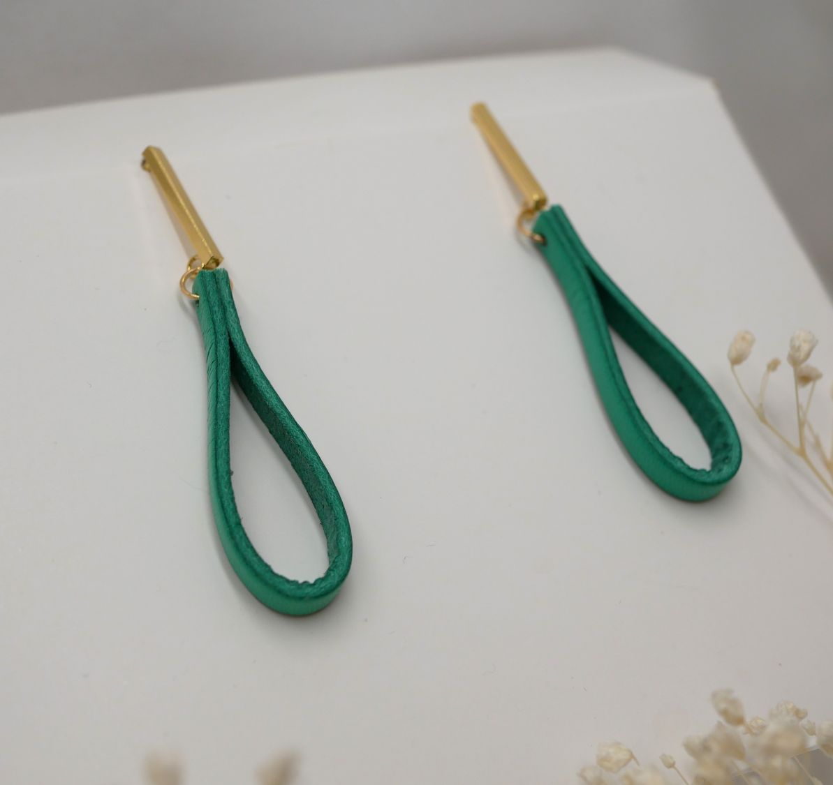 Pendientes de cuero de jade con tachuelas rectangulares doradas largas