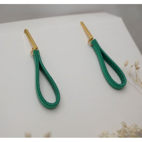 Pendientes de cuero de jade con tachuelas rectangulares doradas largas