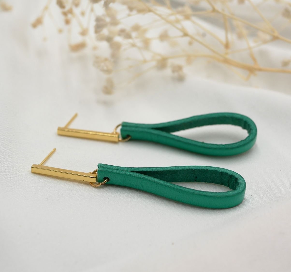 Pendientes de cuero de jade con tachuelas rectangulares doradas largas