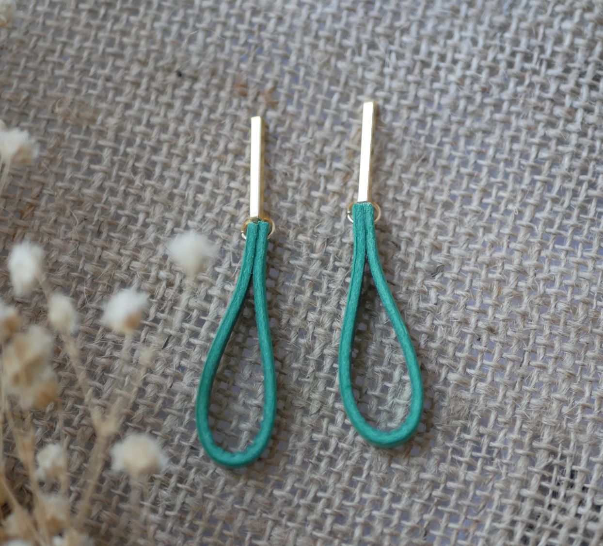 Pendientes de cuero de jade con tachuelas rectangulares doradas largas