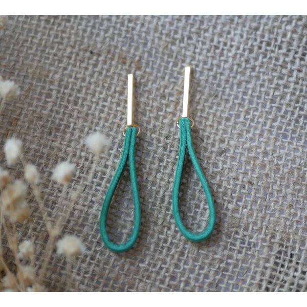 Pendientes de cuero de jade con tachuelas rectangulares doradas largas