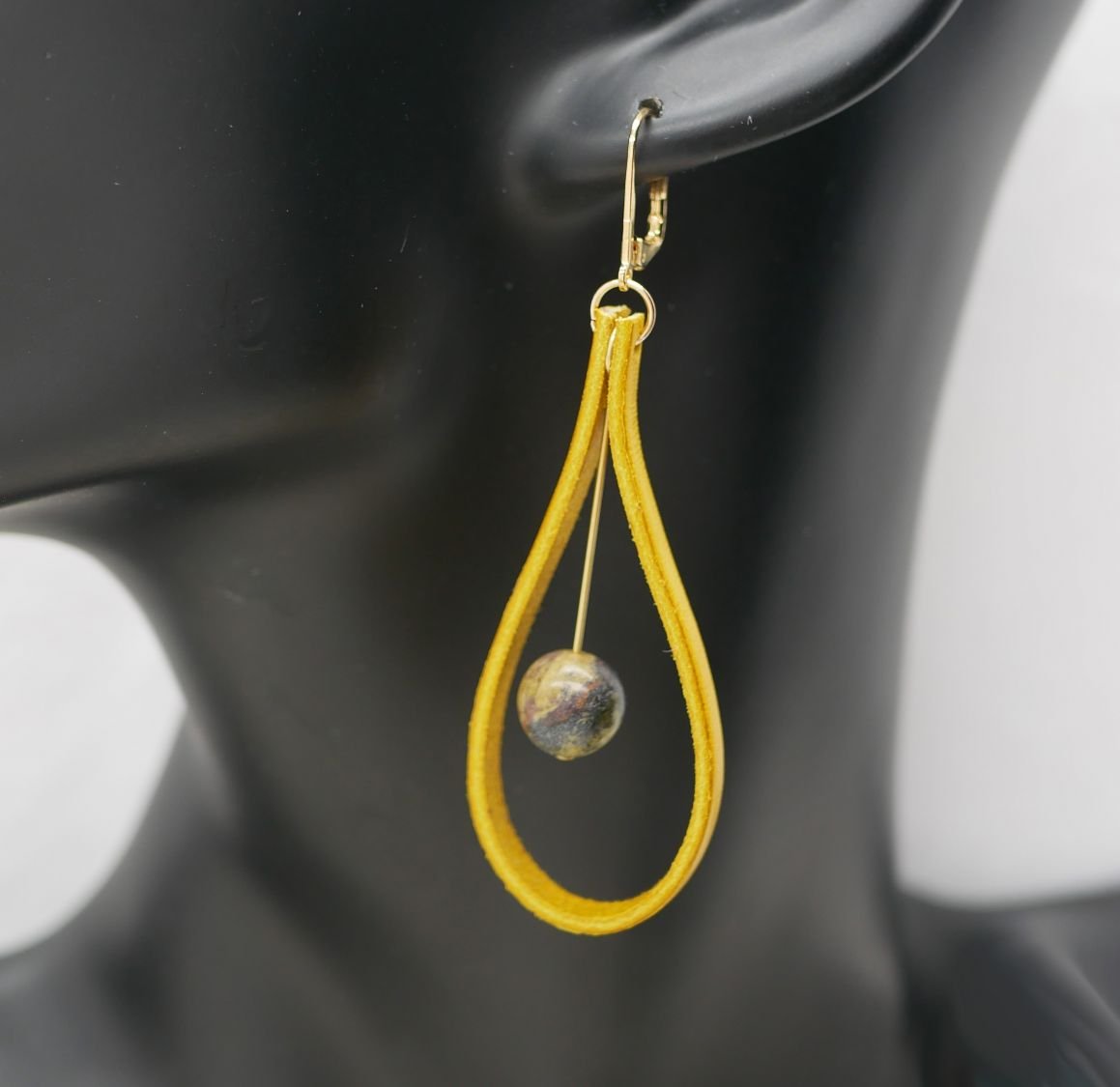 Pendientes de cuero amarillo mostaza y piedras preciosas 