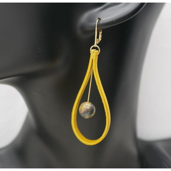 Pendientes de cuero amarillo mostaza y piedras preciosas 