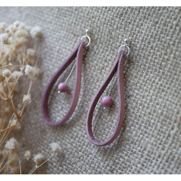 Pendientes de cuero rosa viejo con tachuelas de plata 925 