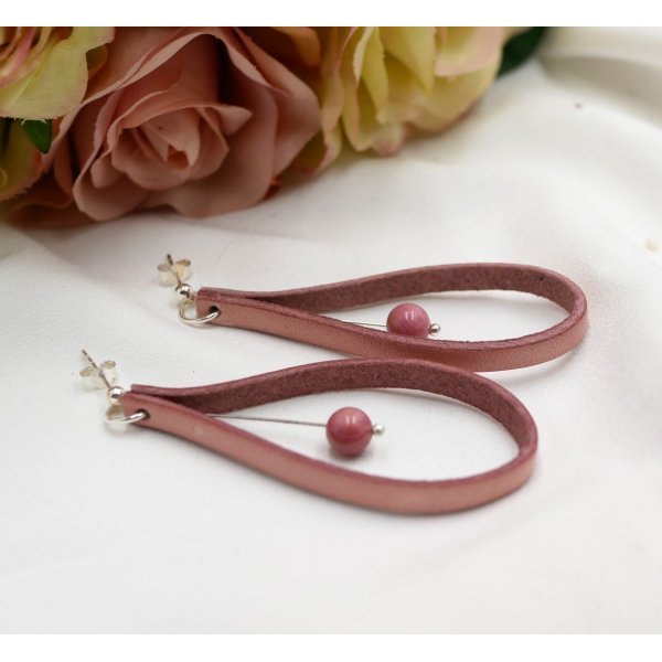 Pendientes de cuero rosa viejo con tachuelas de plata 925 