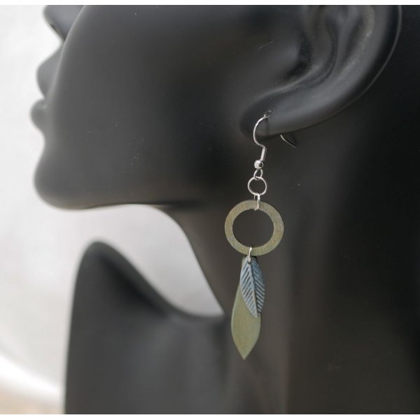 Pendientes de hojas de madera y metal con p&aacute;tina gris verdosa