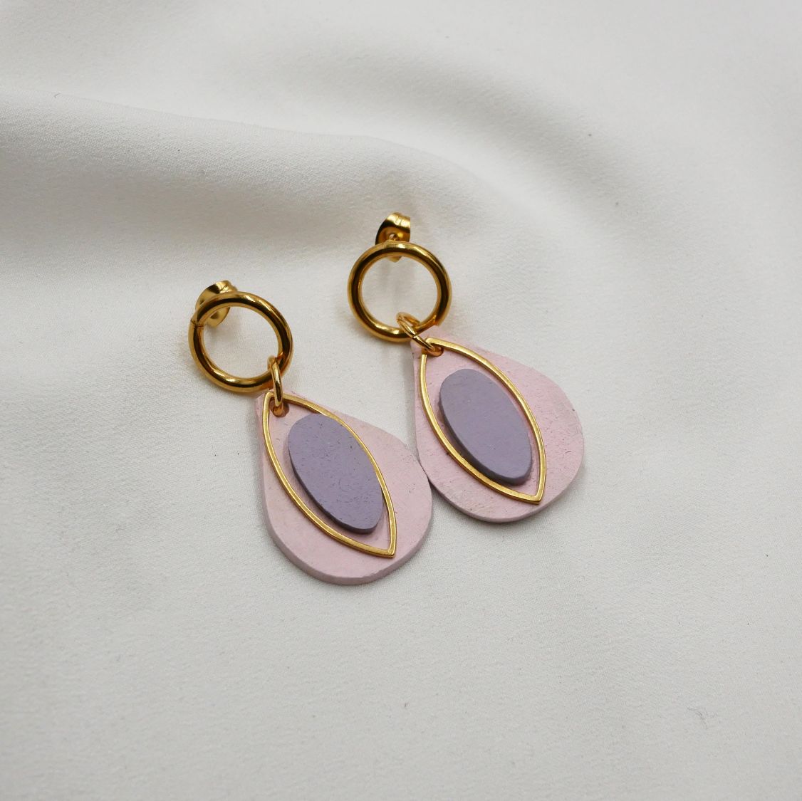 Boucles d'oreilles gouttes en bois rose et parme pastels