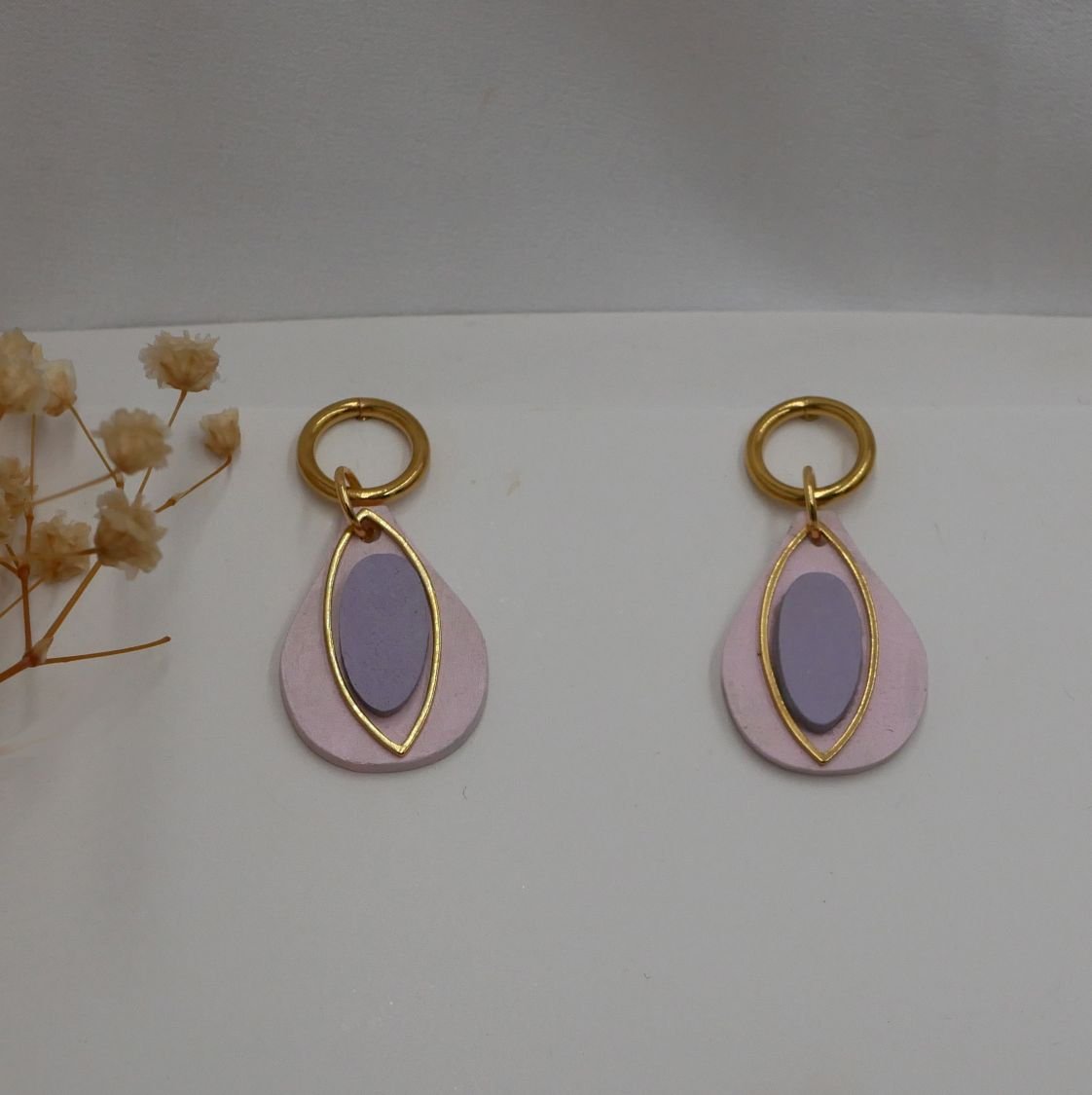 Boucles d'oreilles gouttes en bois rose et parme pastels