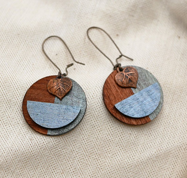 Boucles d'oreilles graphique en bois et feuille cuivr&eacute;e
