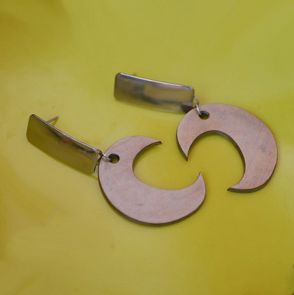 Pendientes de madera patinada ba&ntilde;ados en plata 