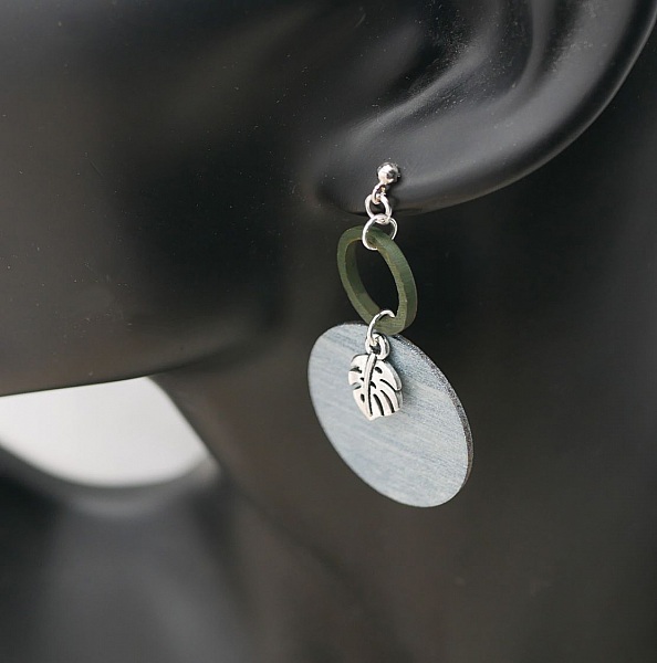 Pendientes gr&aacute;ficos de hojas de monstera grises y verdes