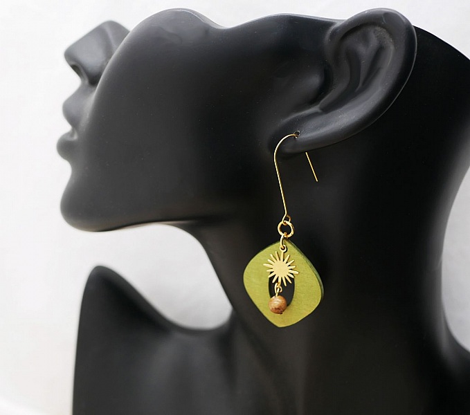 Pendientes colgantes de madera metalizada verde y sol dorado