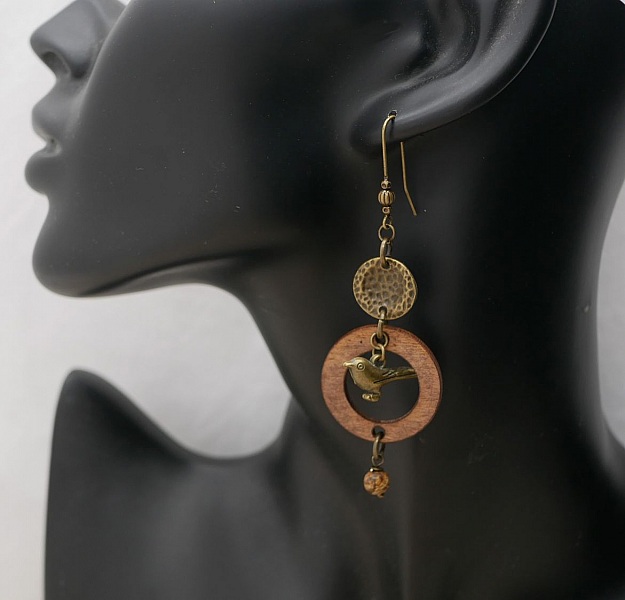 Pendientes de madera con p&aacute;jaros de lat&oacute;n