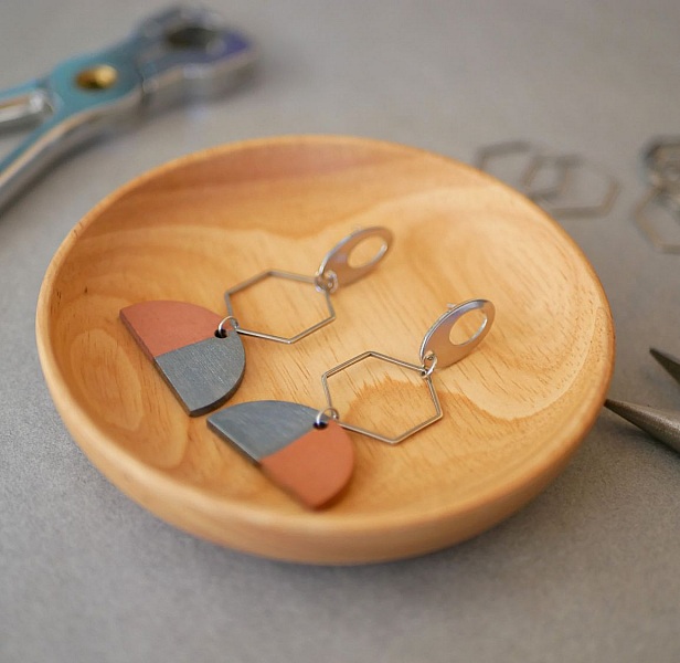 Pendientes geom&eacute;tricos grises y marrones