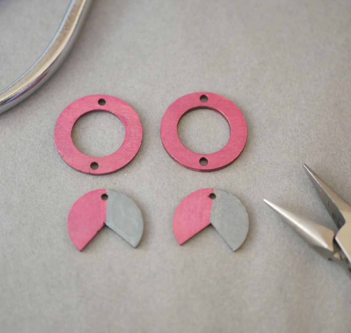 Pendientes colgantes geométricos de madera Fucsia y Gris