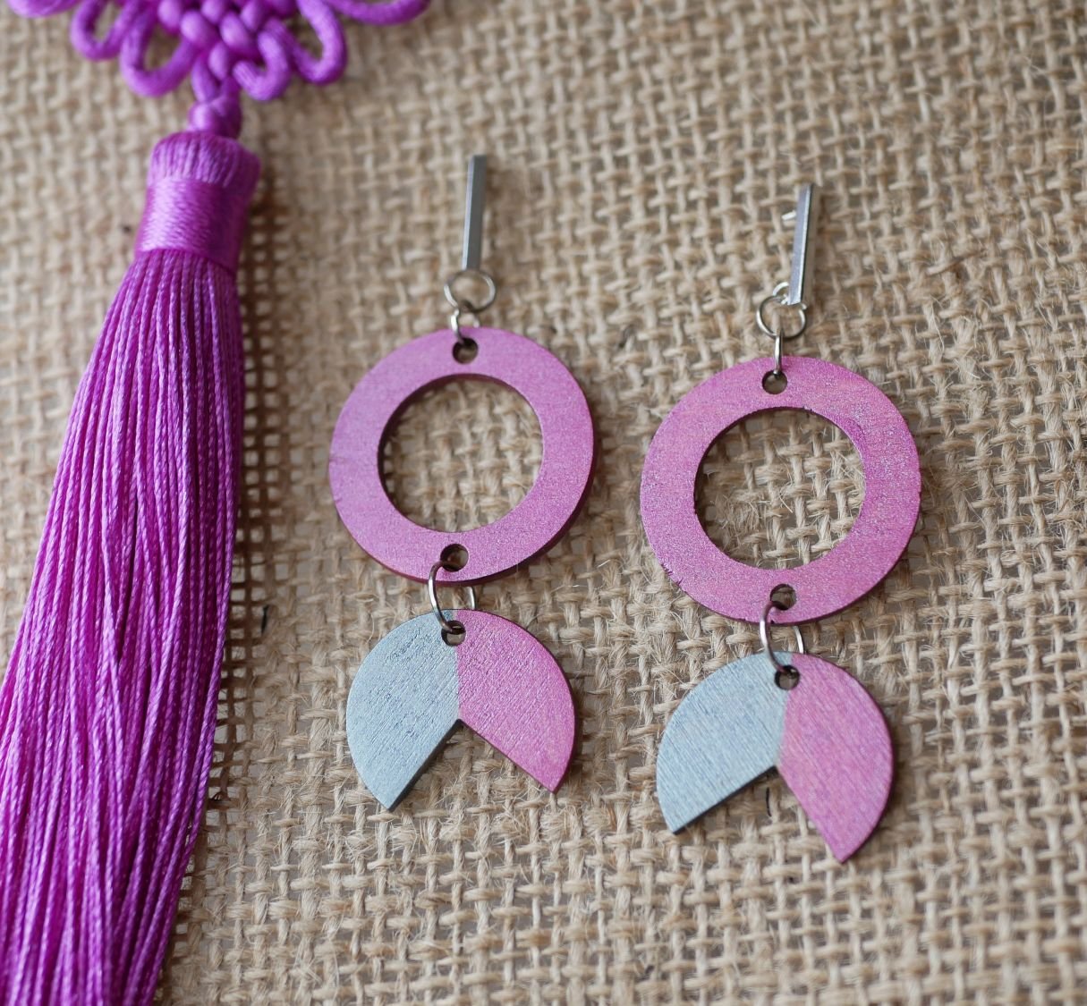 Pendientes colgantes geométricos de madera Fucsia y Gris