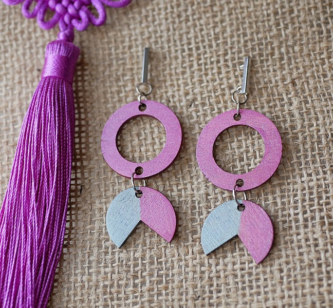 Pendientes colgantes geom&eacute;tricos de madera Fucsia y Gris