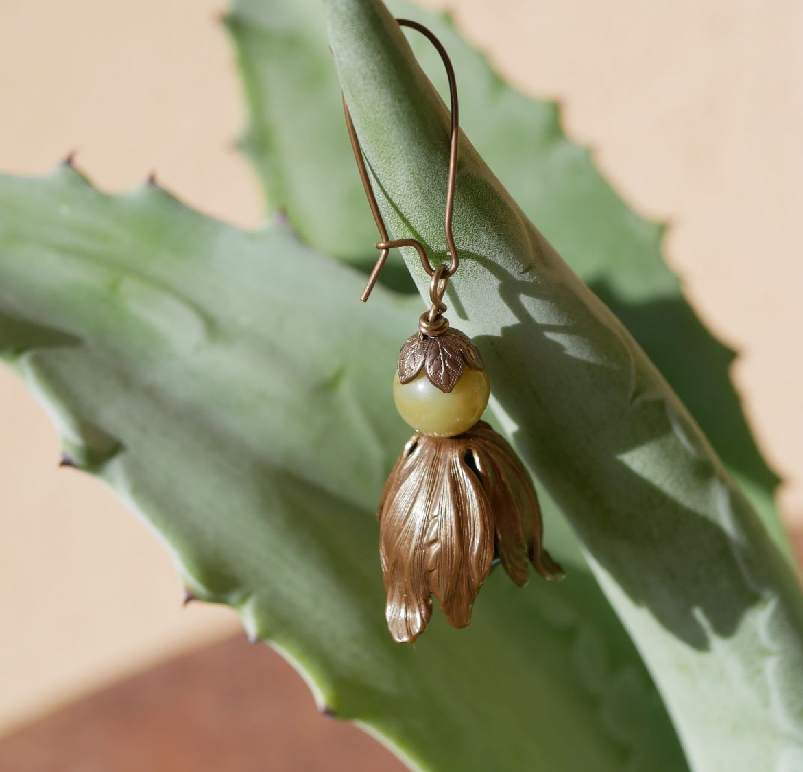 Pendientes de pétalos grandes de latón natural y cuentas de piedras preciosas 