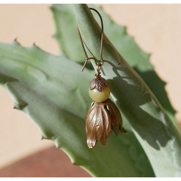 Pendientes de p&eacute;talos grandes de lat&oacute;n natural y cuentas de piedras preciosas 