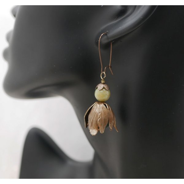 Pendientes de p&eacute;talos grandes de lat&oacute;n natural y cuentas de piedras preciosas 