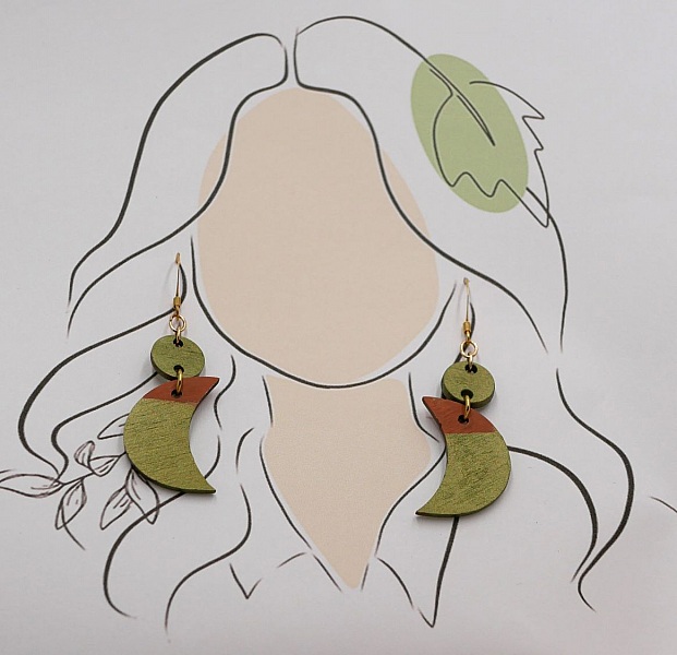 Pendientes colgantes luna de madera en verde metalizado y marr&oacute;n