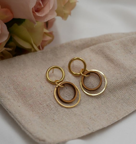 Boucles d'oreilles ronds en bois et ronds dor&eacute;s