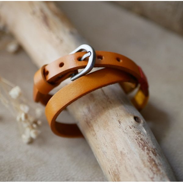 Bracelet en cuir double tour style boh&egrave;me tiss&eacute; de fils de coton tons oranges rouges