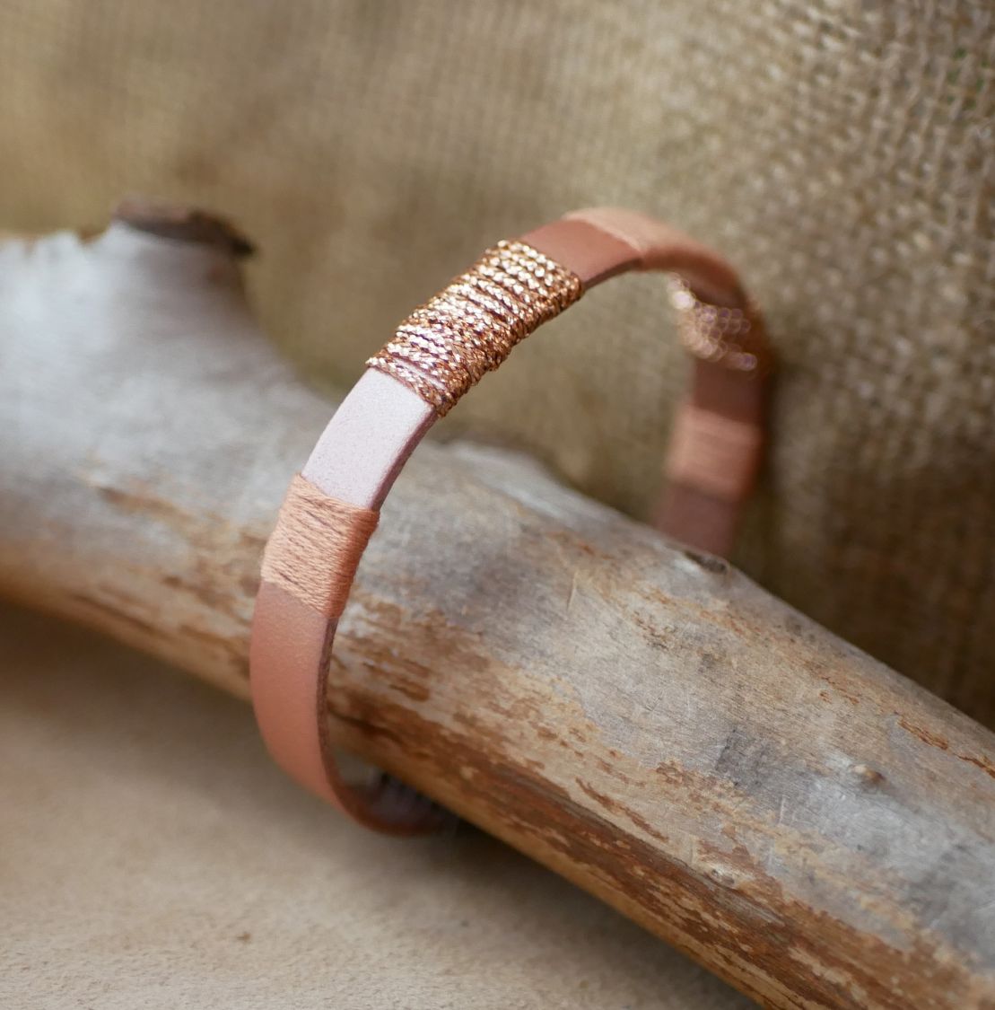 Bracelet en cuir femme rose poudré et tissé