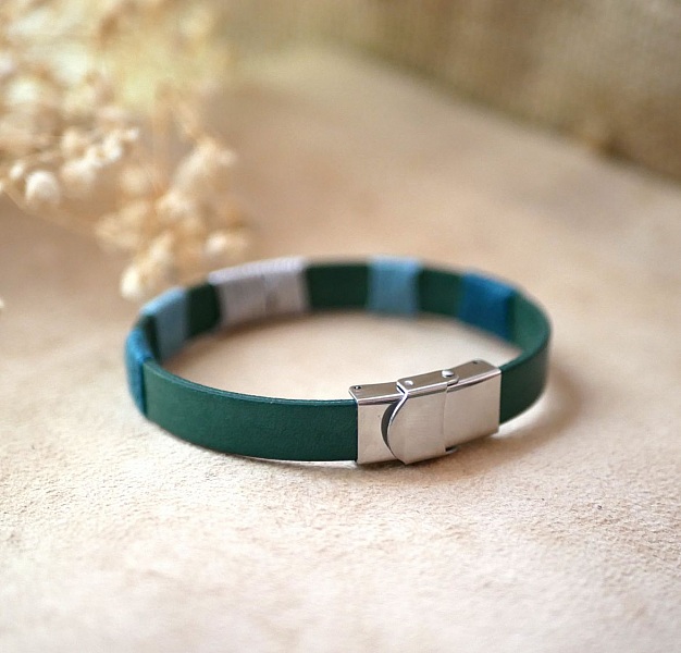 Bracelet en cuir vert tissé bleu et argent ajustable.