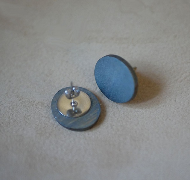 Pendientes ovalados de madera pintada de gris con efecto met&aacute;lico