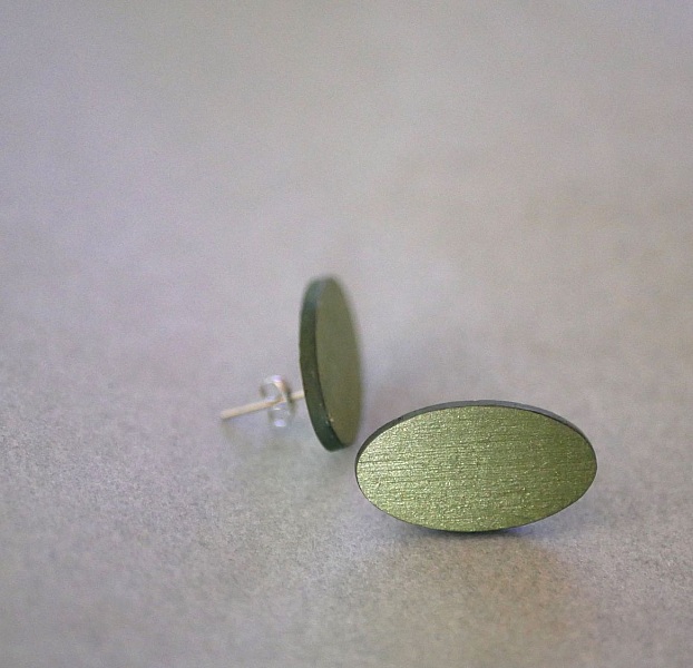 Pendientes ovalados de madera pintados en un d&uacute;o de verdes con efecto met&aacute;lico