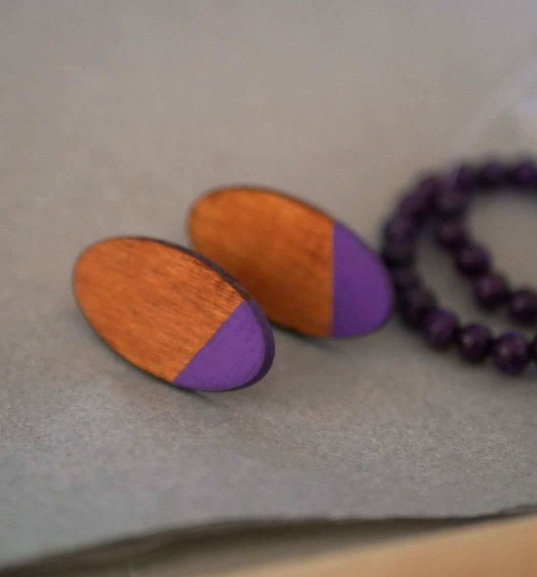 Pendientes ovalados grandes en madera de cerezo y púrpura 