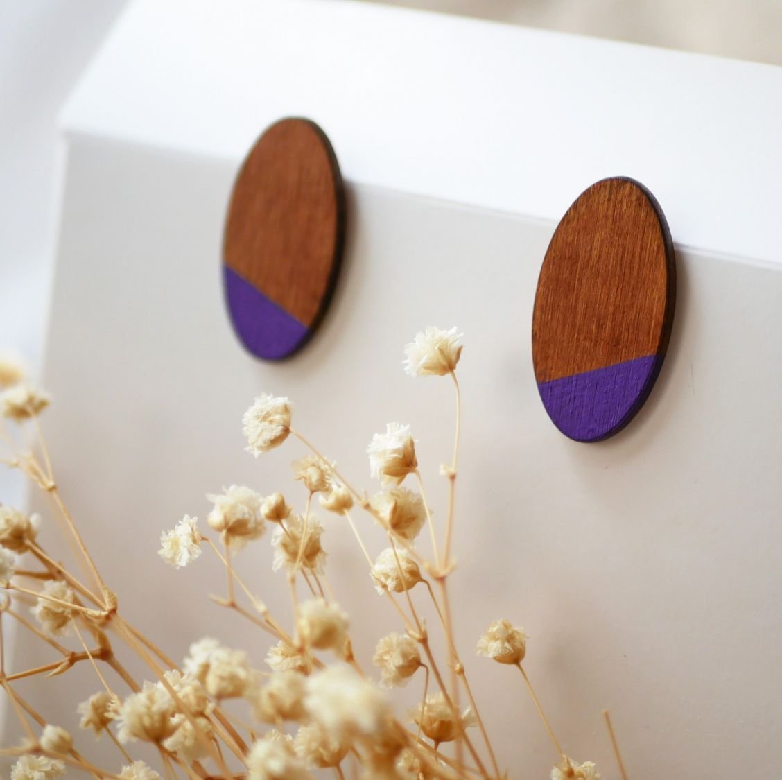Pendientes ovalados grandes en madera de cerezo y púrpura 