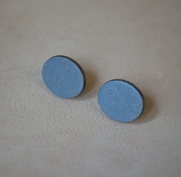 Pendientes ovalados de madera pintada de gris con efecto met&aacute;lico