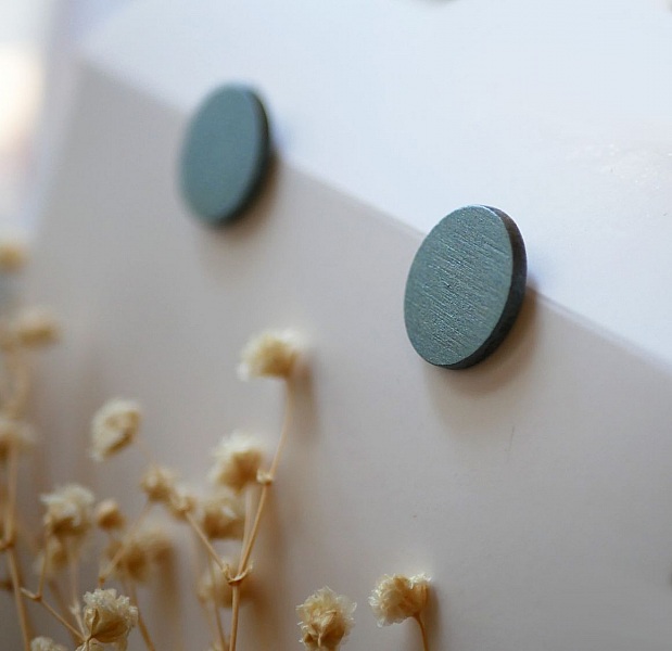 Pendientes ovalados de madera pintada de gris con efecto met&aacute;lico