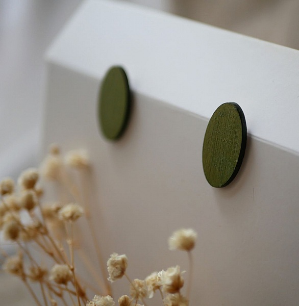 Pendientes ovalados de madera pintados en un d&uacute;o de verdes con efecto met&aacute;lico