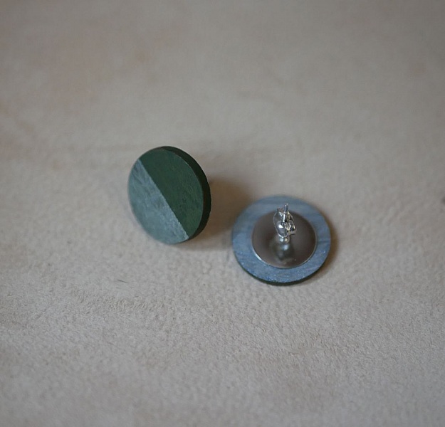 Pendientes redondos de madera pintados en verde oscuro y gris efecto metalizado