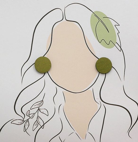 Pendientes redondos de madera pintados en verde efecto met&aacute;lico