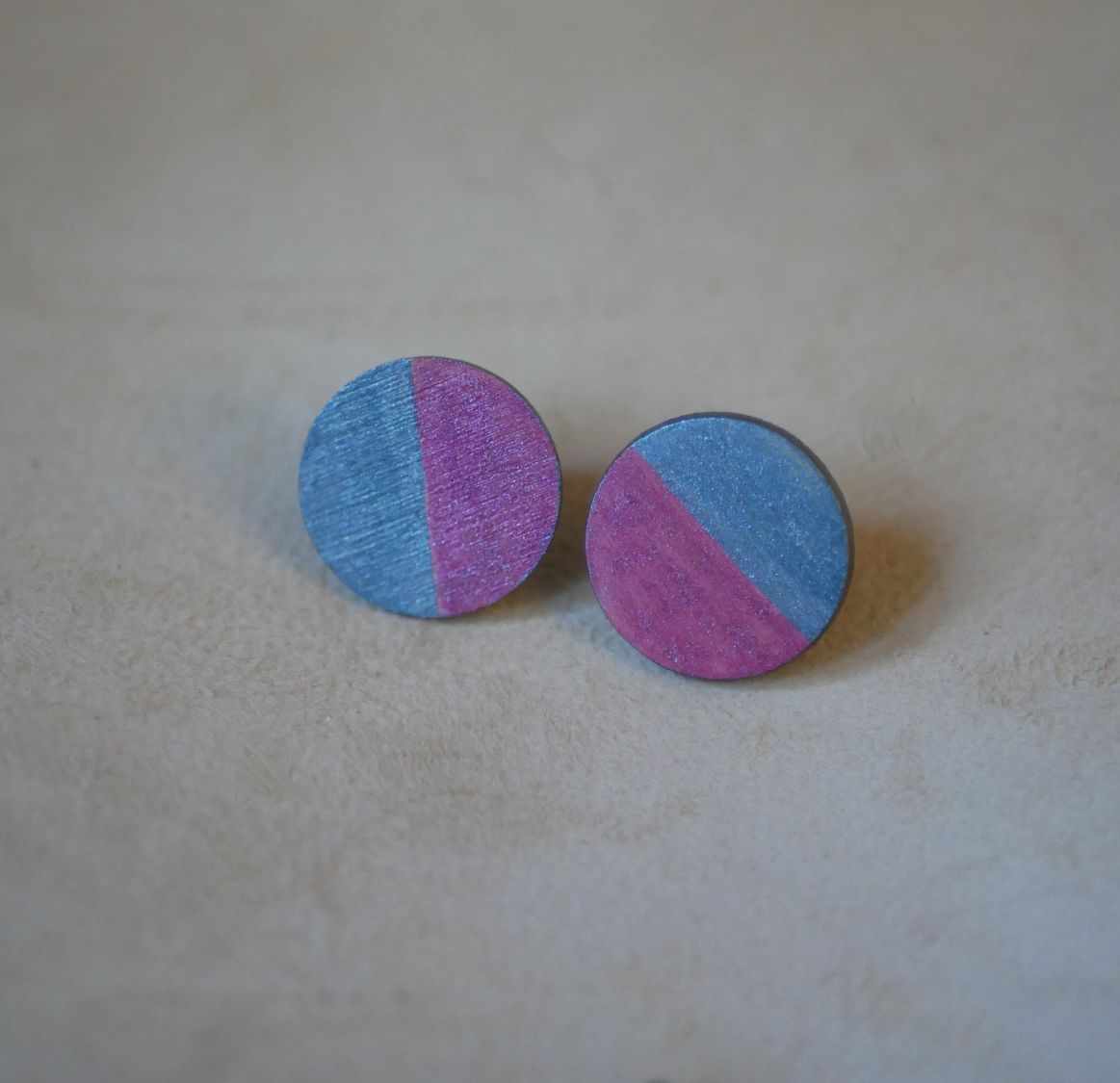 Pendientes redondos de madera pintados en gris y fucsia dúo efecto metálico